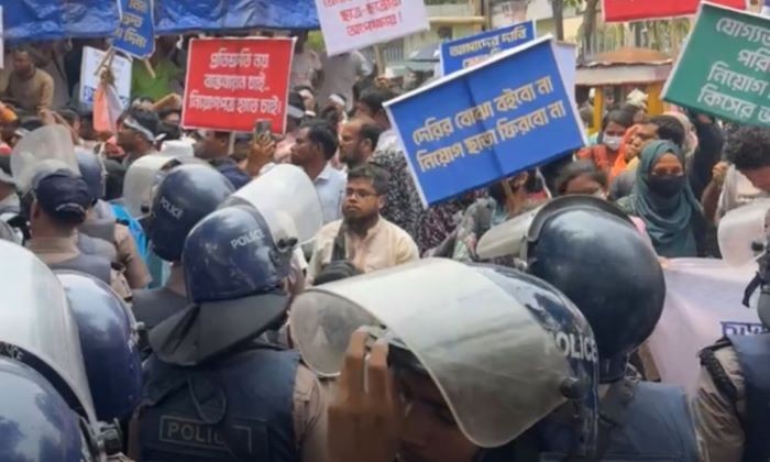 মুখোমুখি শিক্ষক-পুলিশ: নিয়োগপত্রের দাবিতে ফের উত্তাল শাহবাগ